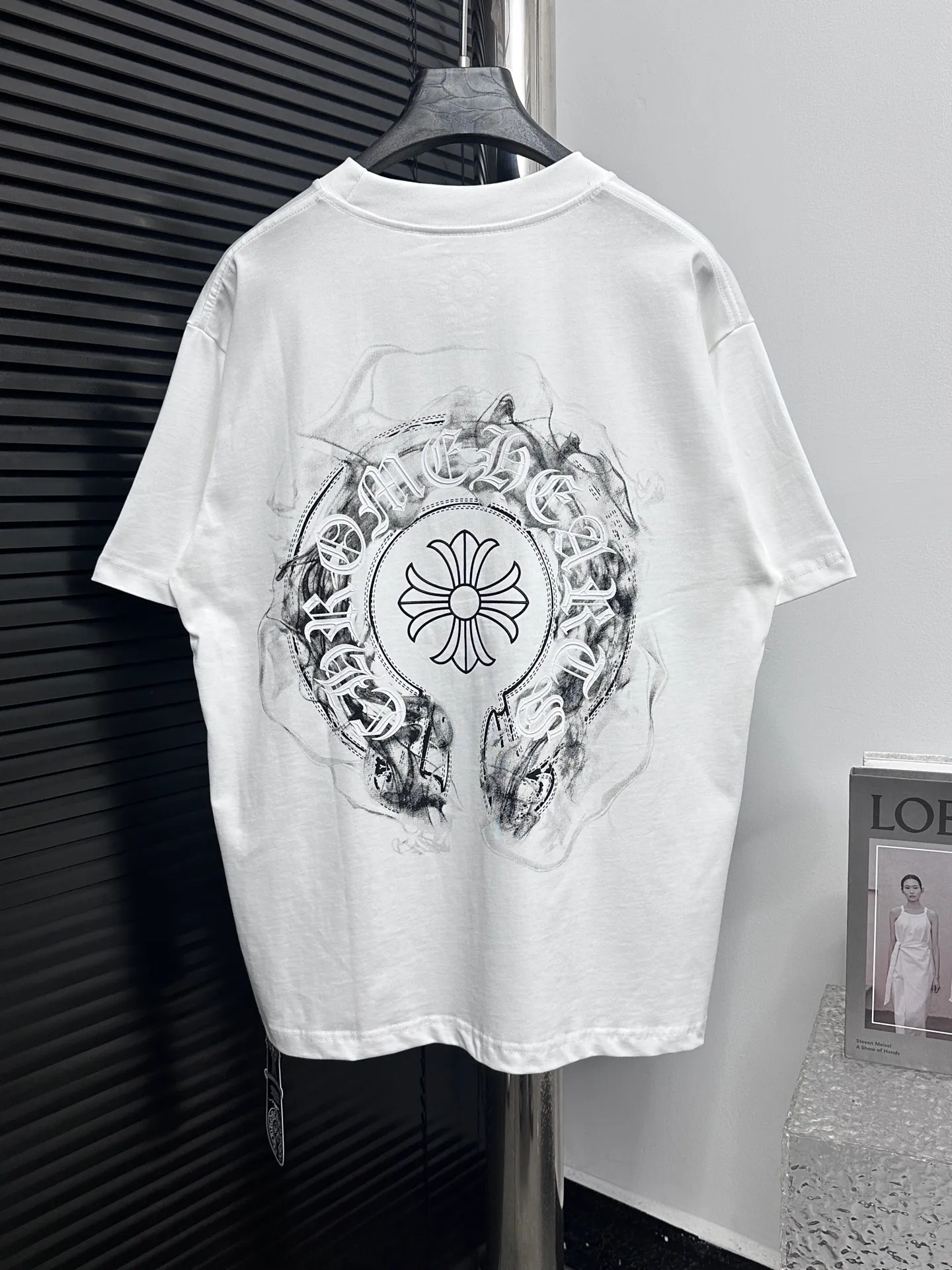 🅿️180 [ChromeHearts] ChromeHearts 24ss horseshoe pulped round neck T-shirt. Original fabric. Official same style. Short-sleeved T-shirt. Customized 260g same vat dyed fabric. Very comfortable to touch. Latest brick cabinet synchronization for spring and summer. Fashionable and personalized. Super versatile and good-looking. Very suitable for both men and women. Must-have style. Tag. Collar label. Washed wheat. Three labels complete. Color: black white. Size: XS-L.